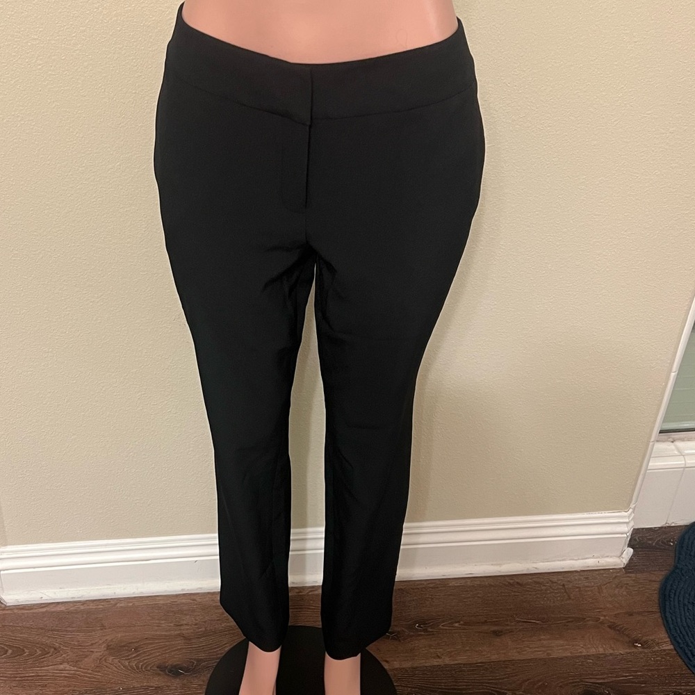 Le Suit Black Ankle Pants. Size 4. NWOT.